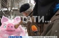 Предновогодний креатив — свинское снежное творчество нижегородских скульпторов