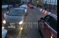 Пробка из автомобилей образовалось на пешеходной улице города