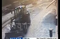 Тракторист перед уборкой снега, заехавший в бар на тракторе, раздавил припаркованный автомобиль