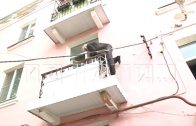 70-летний пенсионер завалил свою квартиру мусором настолько, что ему приходится лазать через балкон