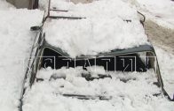 Рухнувшая с крыши глыба снега раздавила автомобиль на улице Рождественской