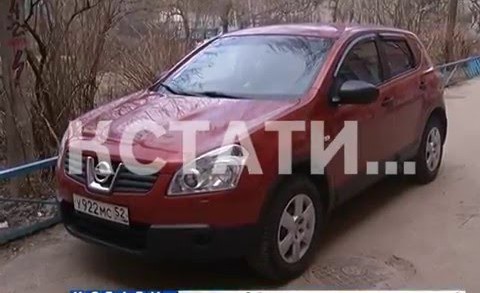 Дворовый вандализм — подростки разрисовывают автомобили взрослых