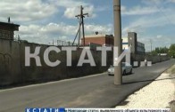 Две русские беды слились в один столб посреди дороги в Чкаловске