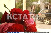 Нижегородцы сегодня несли цветы к французскому центру в Нижнем Новгороде