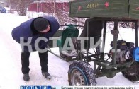 Нижегородцы собственными силами борются со снегом на нечищенных улицах