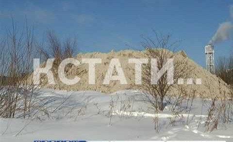 В Нижегородском районе, за крупным торговым центром выросла гора грязного снега.