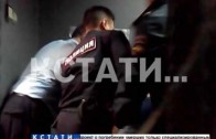 Задержанный в РУВД снял, как полицейские избивают мужчину, обратившегося к ним за помощью