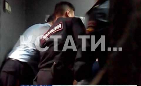 Задержанный в РУВД снял, как полицейские избивают мужчину, обратившегося к ним за помощью