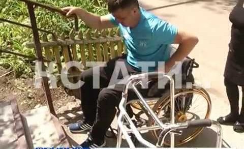 Коммунальщики установили инвалиду-колясочнику пандус, котором невозможно воспользоваться