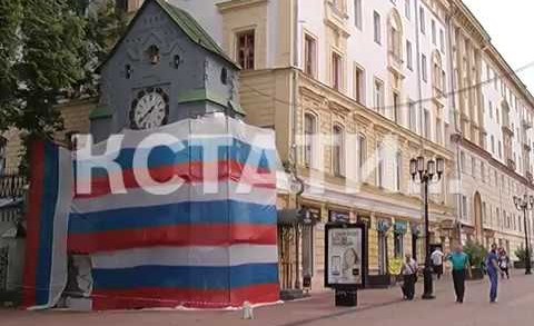 Строительный креатив — российский флаг используют как защиту от мусора