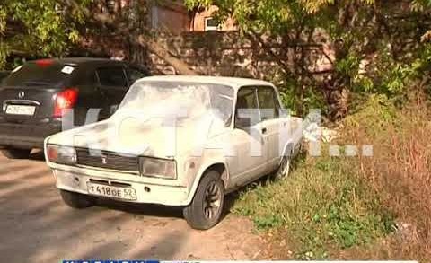 Мальчики и девочки с лопатами разгромили 14 автомобилей в центре Нижнего Новгорода