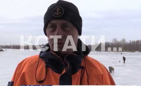 Льда еще нет, а рыбаки уже есть — рыбаков спасают от самих себя
