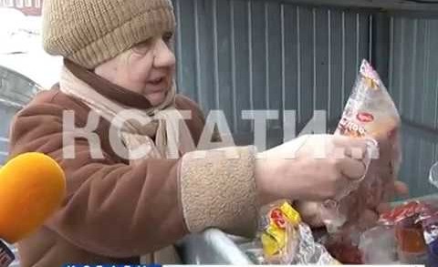 Хлебное кощунство — работники магазина забили мусорный бак хлебом