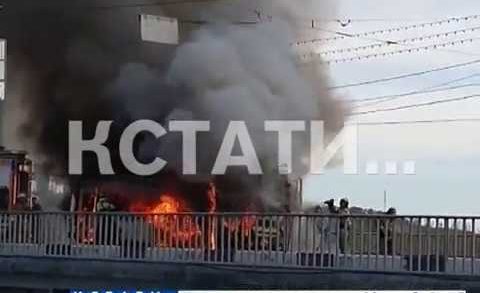 Из-за пожара в маршрутном такси пришлось перекрыть Канавинский мост