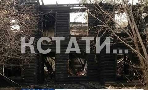 Неизвестный пироман выжигает дома в Ленинском районе