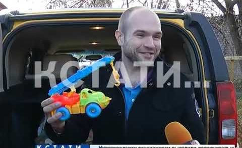 Подрядчики, уронившие кран на детский сад, подарили чудом не пострадавшим детям игрушечный автокран