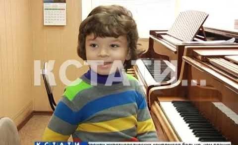 Юный вундеркинд в 6 лет исполняет произведения, которые под силу не всем взрослым музыкантам