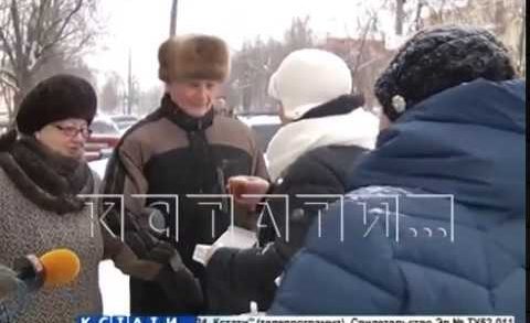 Горячим чаем от мороза спасают на нижегородских улицах