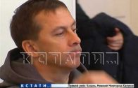 Лидер нижегородской Справедливой России Александр Бочкарев пришел на суд с вещами.