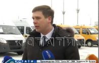Заместитель губернатора Андрей Гнеушев вручил руководителям учреждений ключи от новых автобусов.
