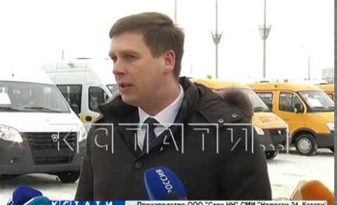 Заместитель губернатора Андрей Гнеушев вручил руководителям учреждений ключи от новых автобусов.