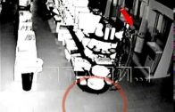 Привидение в супермаркете разбивает сантехнику под камерой видео-наблюдения