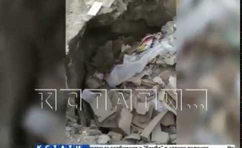 Строящие на Бору детсад подрядчики закапывают мусор у стен здания