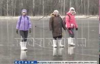 «Дорога жизни» — отрезанные ноябрьским паводком жители по льду пробираются за продуктами