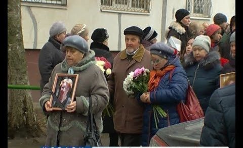 С матерью школьницы, погибшей во время массового ДТП, простились в Автозаводском районе
