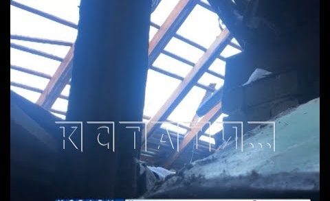 Дыру в небо прорубили коммунальщики Советского района вместо ремонта крыши