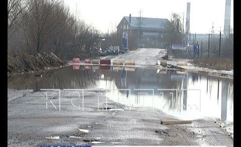 Из-за вышедшего из берегов озера в Дзержинске пришлось перекрыть дорогу