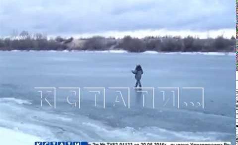 Трое рыбаков провалились под лед на гребном канале, один в реанимации