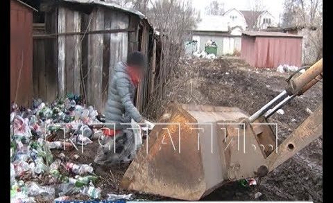 Опасный мусор — агрессивные мусорщицы бросились под бульдозер и напали с палками на журналистов