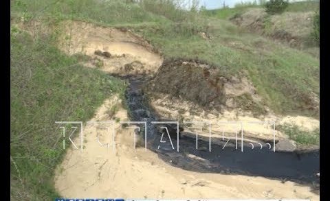 Черная река неизвестного происхождения загрязняет поля под Дзержинском