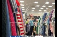 Продавцы в торговом центре указывают покупателям как нарушать санитарные нормы