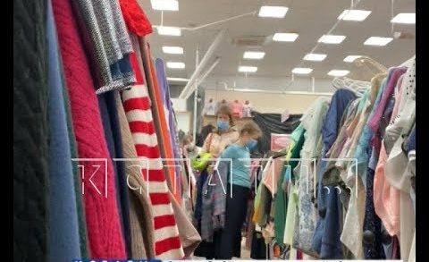 Продавцы в торговом центре указывают покупателям как нарушать санитарные нормы