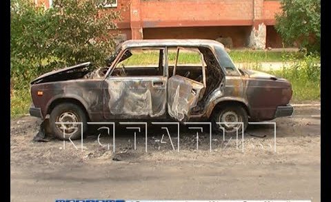 Чтобы скрыть улики автомобильной кражи, преступники решили спалить машины