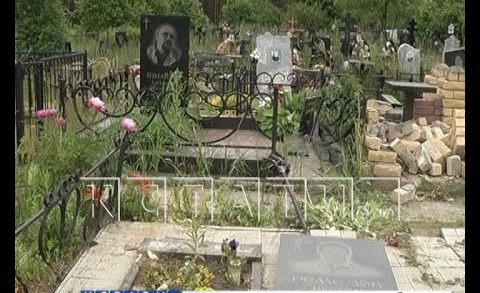 Кощунственное ралли — водитель на легковушке протаранил несколько могил на кладбище