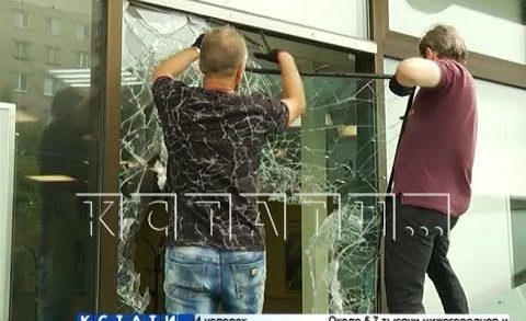 Зашел в дверь, а вышел через бронированное окно — странное ограбление банка в Автозаводском районе
