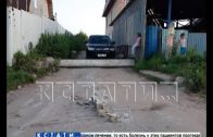 Жители пригородных деревень с помощью бетонных свай перекрыли дорогу автомобилям