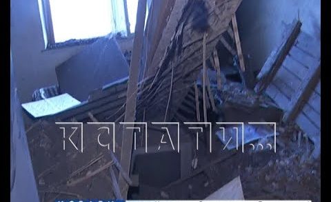 Рухнувшие перекрытия крыши жилого дома разрушили квартиру