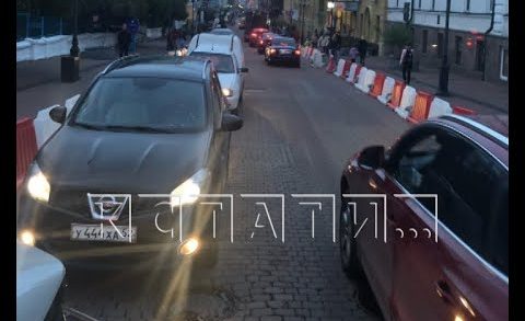 Пробка из автомобилей образовалось на пешеходной улице города