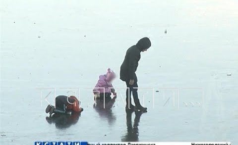 Прогулки с риском для жизни — родители с детьми и рыбаки гуляют по тонкому льду