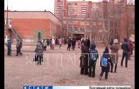 Школьников 55-й школы, чтобы спасти от коронавируса — морозят на улице