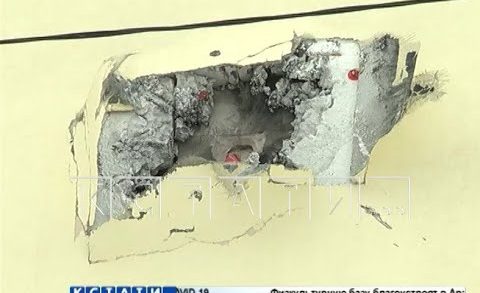Неизвестные из неустановленного устройства прострелили стену 4-этажного дома в поселке Новинки