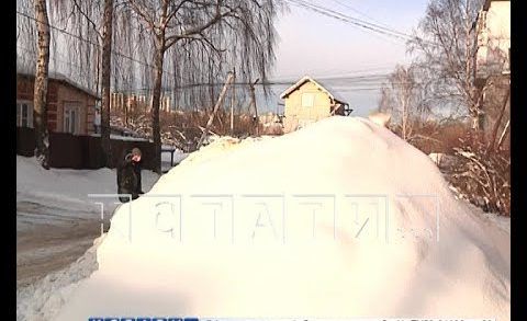 Коммунальщики превратили двор жилого дома в свалку для грязного снега
