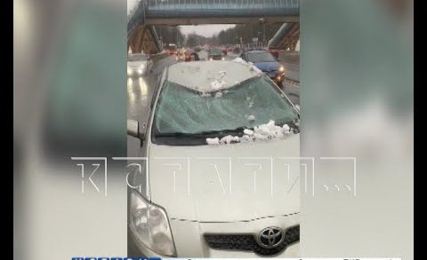 Снежная лавина сошла оттуда, где ее быть не могло, и раздавила автомобиль в середине проспекта