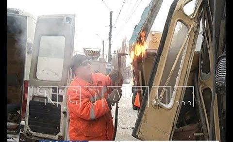 Трамвайный дрифт — вагон с пассажирами сошел с рельс и боком влетел в столб