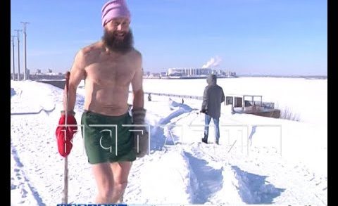 53-летний атлет в 30-градусный мороз бегает в одних трусах