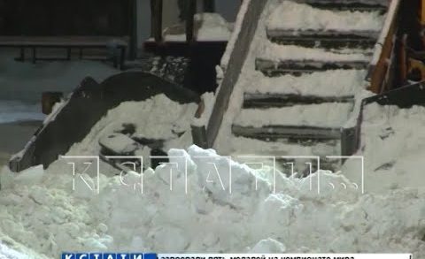 Городские власти разгребают снежные завалы на улицах